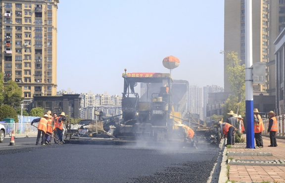 2020年3月20日上午，宜春市高士北路路面改造工程快速推進，施工現(xiàn)場一片繁忙景象